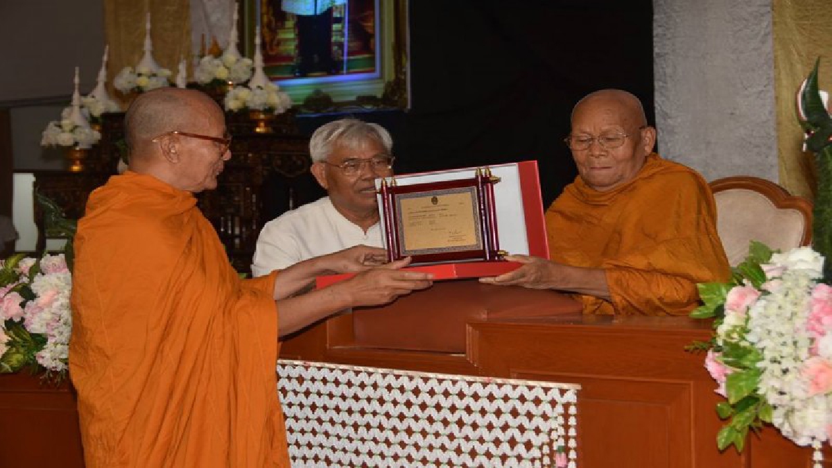 เชิดชูเกียรติโรงเรียนศรีสะเกษ หมู่บ้านรักษาศีล 5 ตามรอยพ่ออย่างพอเพียง เฉลิมพระเกียรติ ในหลวงรัชกาลที่ 10