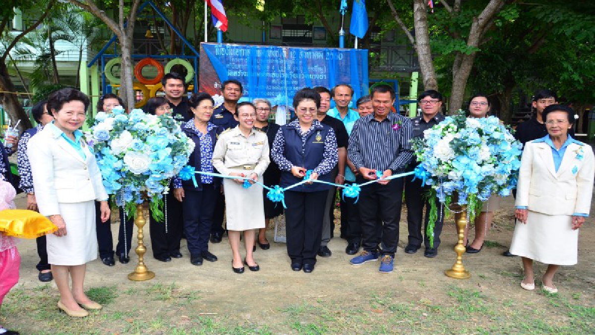 อ่างทอง - จัดกิจกรรมโครงการน้ำพระทัยพระราชทานส่วนภูมิภาค สภาสังคมสงเคราะห์ฯ ประจำปี 2560 (มีคลิป)