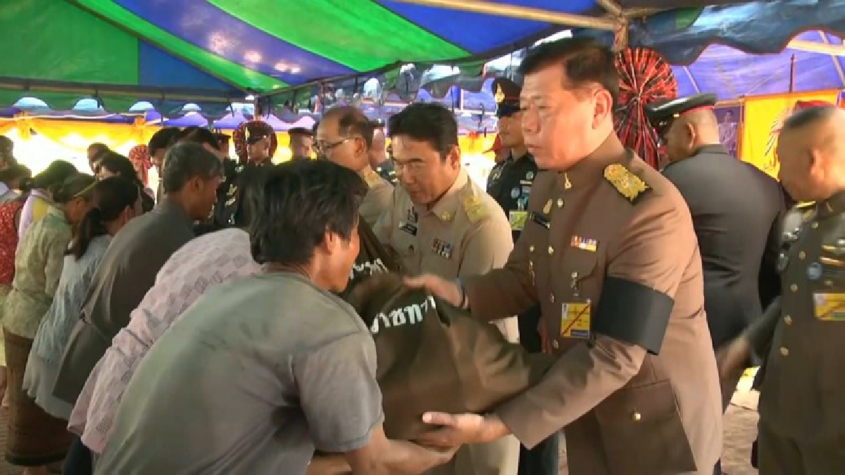 สุดปลาบปลื้ม!! สมเด็จพระเจ้าอยู่หัวรัชกาลที่ 10  ทรงพระราชทานถุงยังชีพจำนวน 200 ถุง ช่วยเหลือผู้ประสบภัยจังหวัดนครพนม (ชมคลิป)