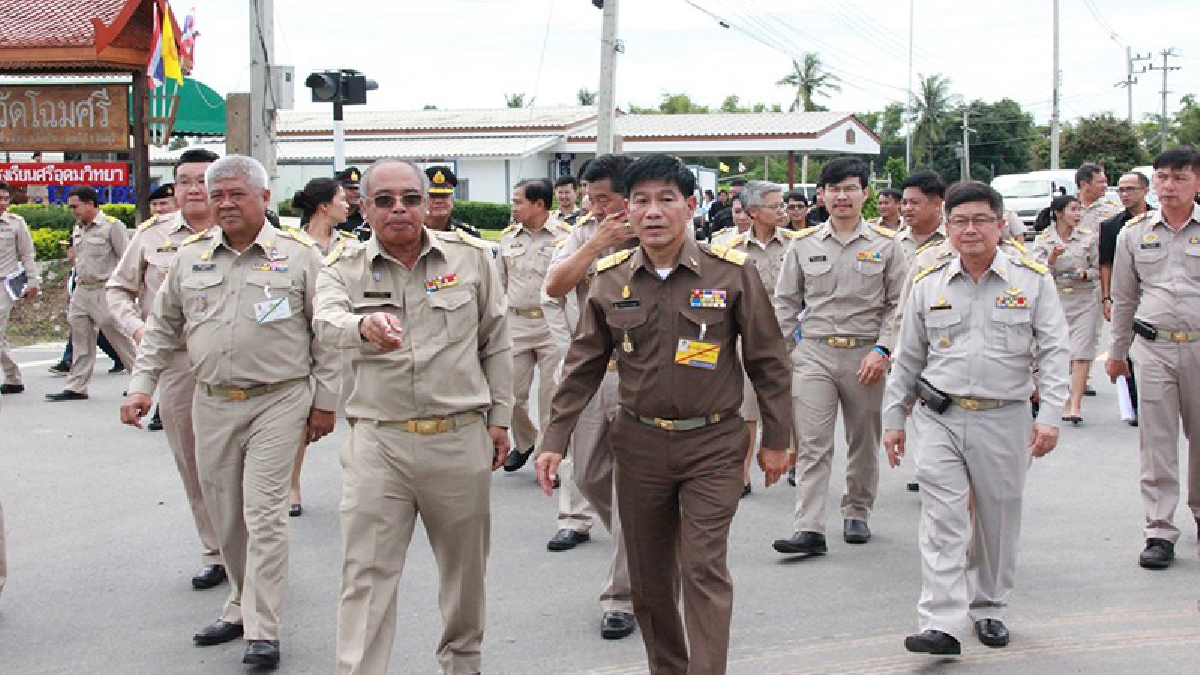องคมนตรี ลงพื้นที่ ติดตามสถานการณ์น้ำและการบริหารจัดการน้ำ ประตูระบายน้ำบางโฉมศรี จังหวัดสิงห์บุรี (มีคลิป)