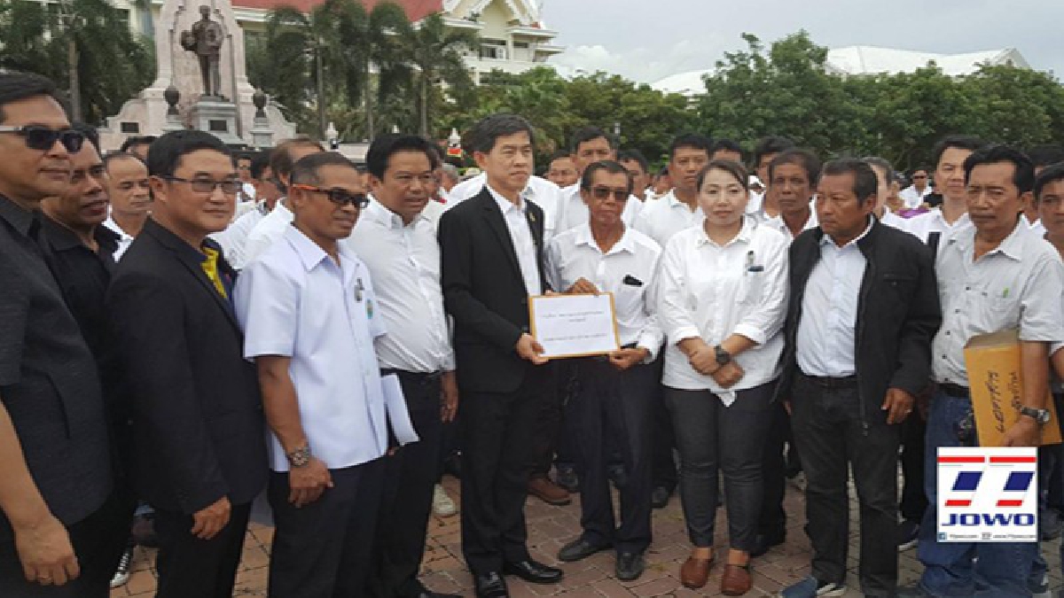 ชาวบ้าน 38 ชุมชนในเขตเทศบาลเมืองมาบตาพุด รวมตัวยื่นหนังสือแสดงถึงความเดือดร้อนให้กับนายกรัฐมนตรี ผ่านทางผู้ว่าราชการจังหวัดระยอง(มีคลิป)