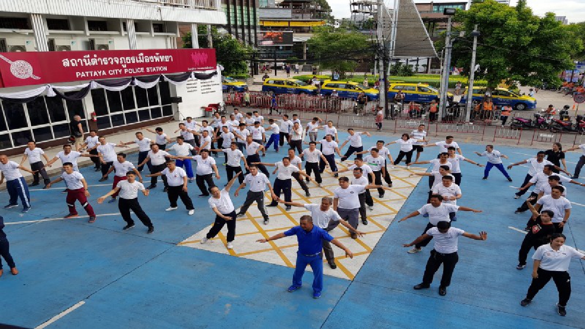เพื่อสุขภาพที่ดี!! โรงพักพัทยา ดึงตำรวจออกกำลัง ในสังกัดออกกำลังกายเพื่อสุขภาพ (มีคลิป)