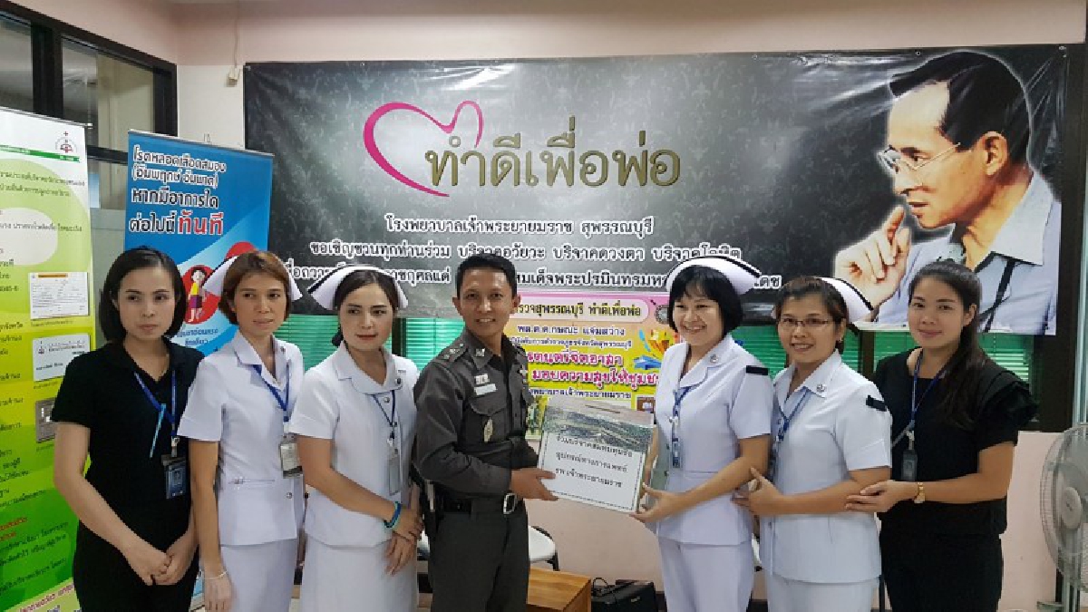 สุดยอดน้ำใจ!! ตำรวจจิตอาสาเล่นดนตรี ร้องเพลง เปิดหมวก นำเงินมอบให้โรงพยาบาลสมทบทุน ซื้อเครื่องมือแพทย์ที่ขาดแคลน (ชมคลิป)