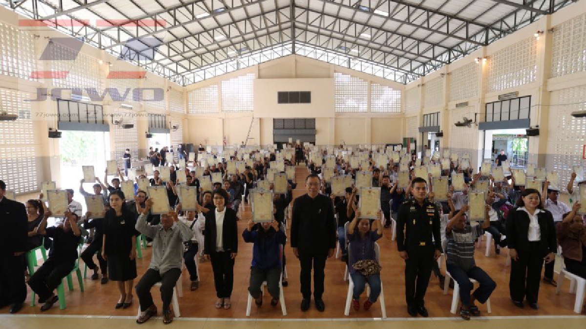 ไม่อยากเหมือนคดีฆ่า 8 ศพห้ามขายฝาก!!ชาวแม่สรวยได้เฮรัฐบาลออกโฉนดที่ดินทำกินให้ 242 แปลง พ่อเมืองเตือนอย่าเหมือนคดีดัง