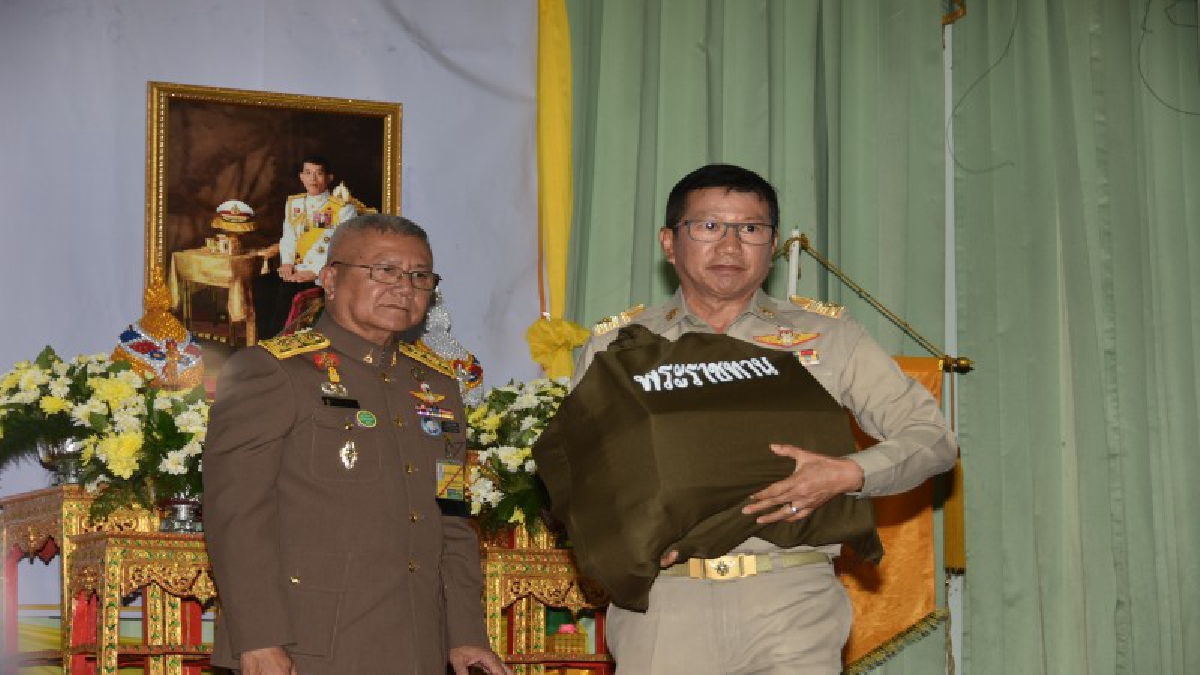 ผู้แทนพระองค์ฯ เชิญถุงพระราชทานและเครื่องอุปโภค บริโภคมามอบแก่ราษฎรที่ประสบอุทกภัยในพื้นที่ จ.ศรีสะเกษ (มีคลิป)