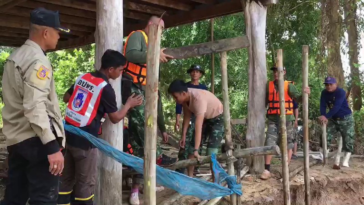 มทบ. 210 ร่วมกับ นพค.22 ร่วมสร้างแนวป้องกันตลิ่งทรุดป้องกันบ้านเสียหายที่อำเภอนาแก จ.นครพนม (มีคลิป)