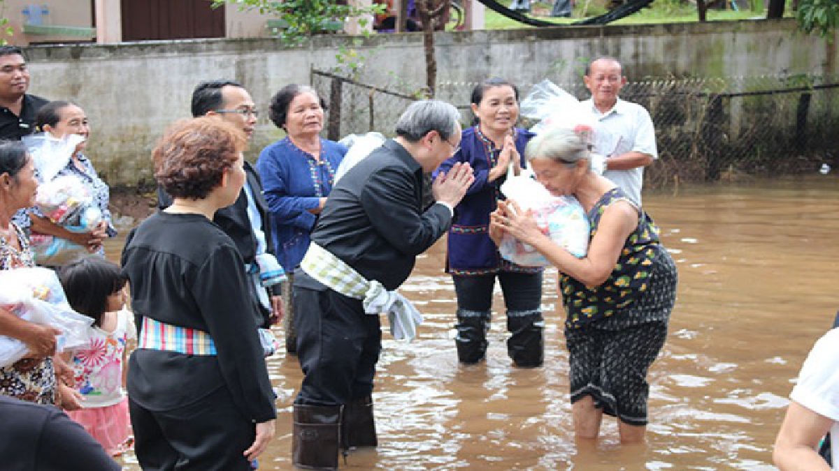 คนไทยไม่ทิ้งกัน!! กทบ.อาสาประชารัฐ มอบถุงยังชีพ ช่วยเหลือผู้ประสบอุทกภัยชาวสกลนคร เพื่อบรรเทาความเดือดร้อน (ชมคลิป)