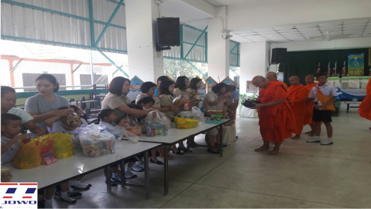 ต้อนรับวันแม่!! นร.ตักบาตรข้าวสารอาหารแห้ง เพื่อนำไปช่วยจังหวัดที่ประสพอุทกภัย และถวายเป็นพระราชกุศล สมเด็จพระนางเจ้าฯ พระบรมราชินีนาถ
