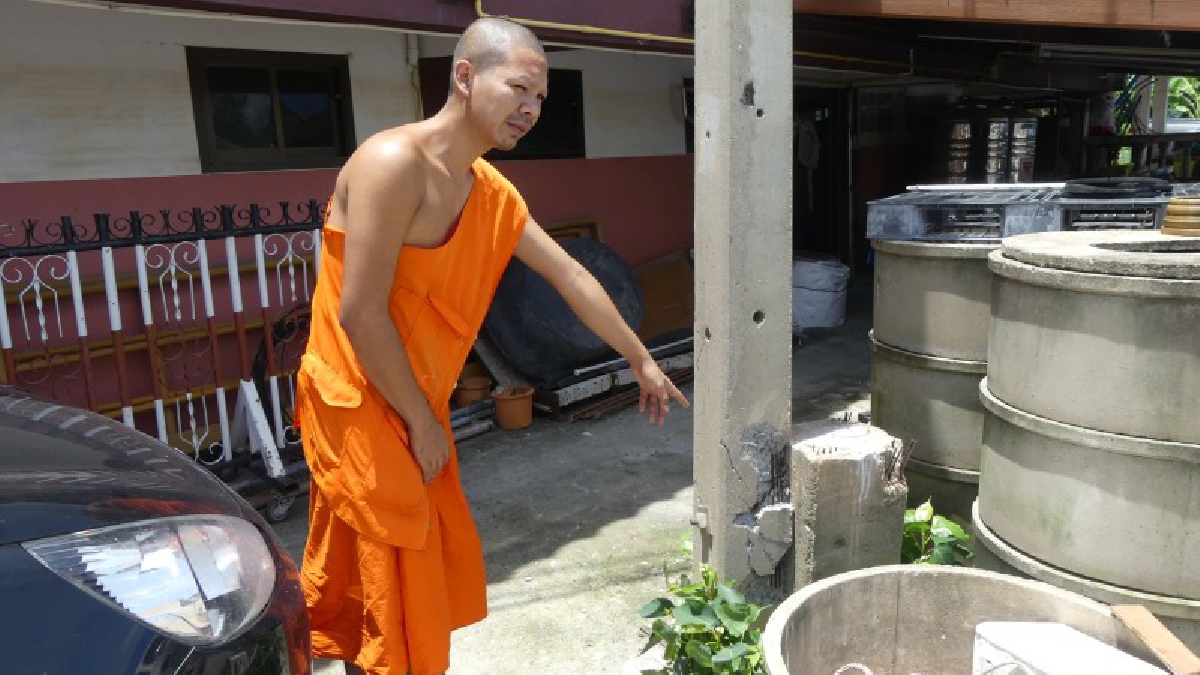 สุดงง!? เณรร้องเรียนเสาไฟฟ้าผุมาได้ยังไง วอนเจ้าหน้าที่การไฟฟ้ามาดำเนินการแก้ไข หวั่นหักโค่นลงมา (ชมคลิป)
