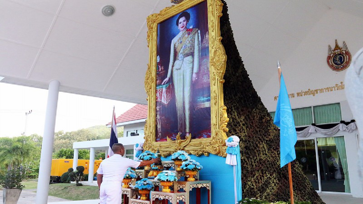 ชลบุรี!! นาวิกโยธิน และครอบครัว ทำบุญตักบาตร ถวายเป็นพระราชกุศลแด่ สมเด็จพระนางเจ้าสิริกิติ์ฯ (มีคลิป)