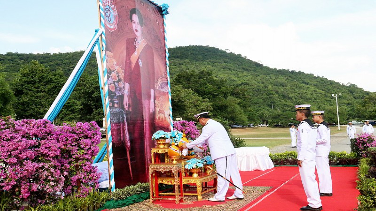 ชลบุรี!! ทหารกองประจำการ จำนวน 1,200 นาย ถวายราชสดุดี ในวันแม่แห่งชาติ เฉลิมพระเกียรติ สมเด็จพระนางเจ้าสิริกิติ์ฯ (มีคลิป)