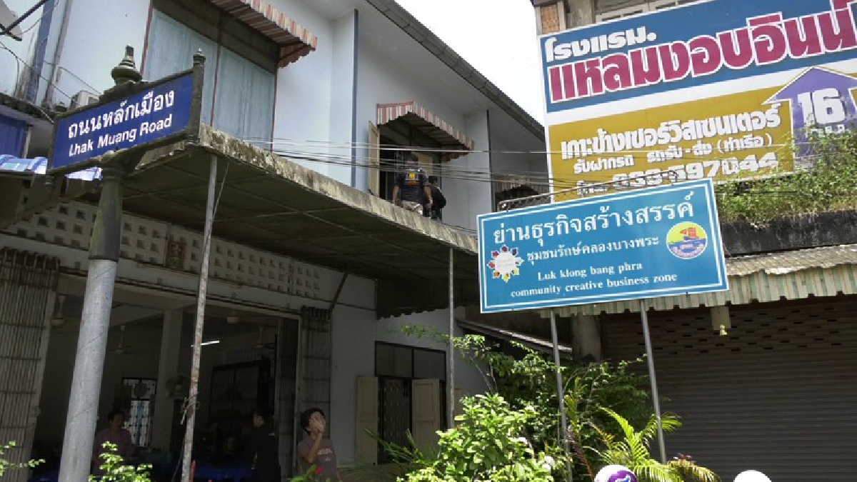 ทำวุ่นทั้งเมือง!! พลเมืองดีแจ้งมีคนจะกระโดดตึก ตร.-กู้ภัยฯ เร่งหาตัวอลหม่าน สุดท้ายชาวบ้านมาบอก เล่นเอาถอนหายใจเฮือกใหญ่ (มีคลิป)