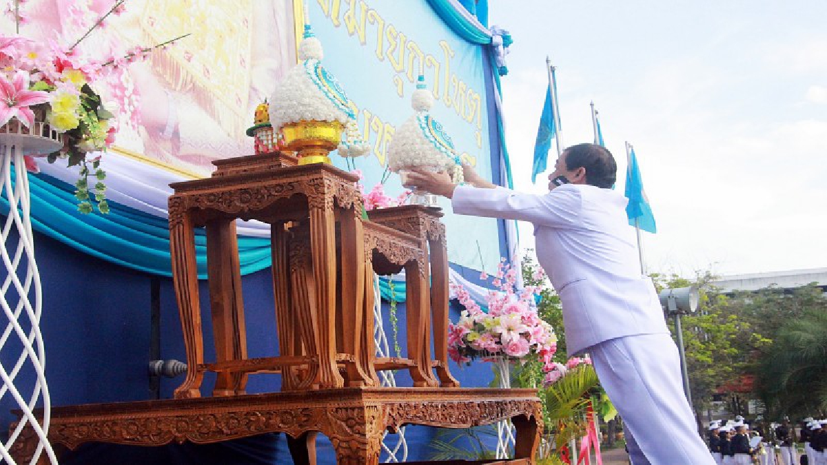 โรงเรียนสิงห์สมุทร จ.ชลบุรี จัดพิธีเฉลิมพระเกียรติ สมเด็จพระนางเจ้าสิริกิติ์ พระบรมราชินีนาถ ในรัชกาลที่ 9 เนื่องในวันแม่แห่งชาติ (มีคลิป)