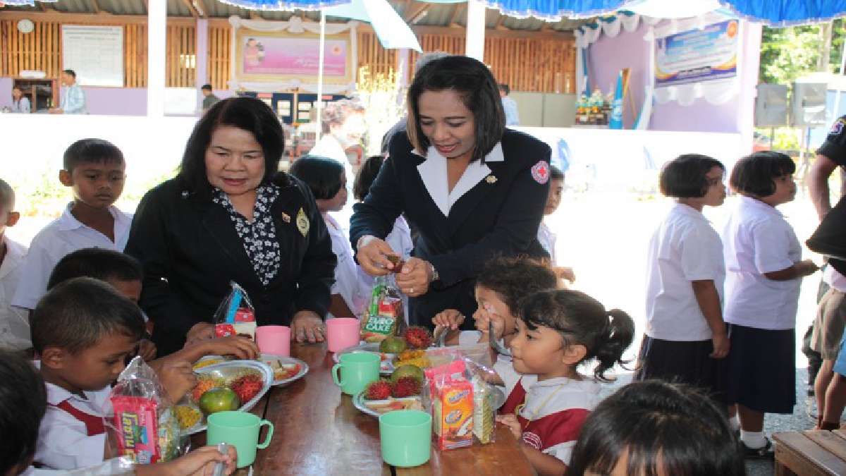 สภาสังคมสงเคราะห์แห่งประเทศไทยฯ ร่วมกับ จ.นครศรีธรรมราช จัดเลี้ยงอาหารกลางวันพระราชทาน ตามโครงการน้ำพระทัยพระราชทานส่วนภูมิภาค