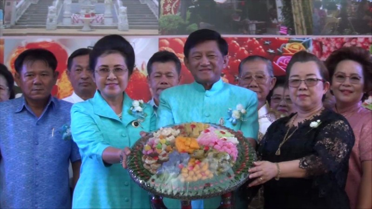 อ่างทอง พ่อเมืองเปิดงานกินขนมชมตลาด100ปีสีสันอ่างทองเลือกช๊อป ชิม ชม ที่ตลาดร้อยปีศาลเจ้าโรงทอง