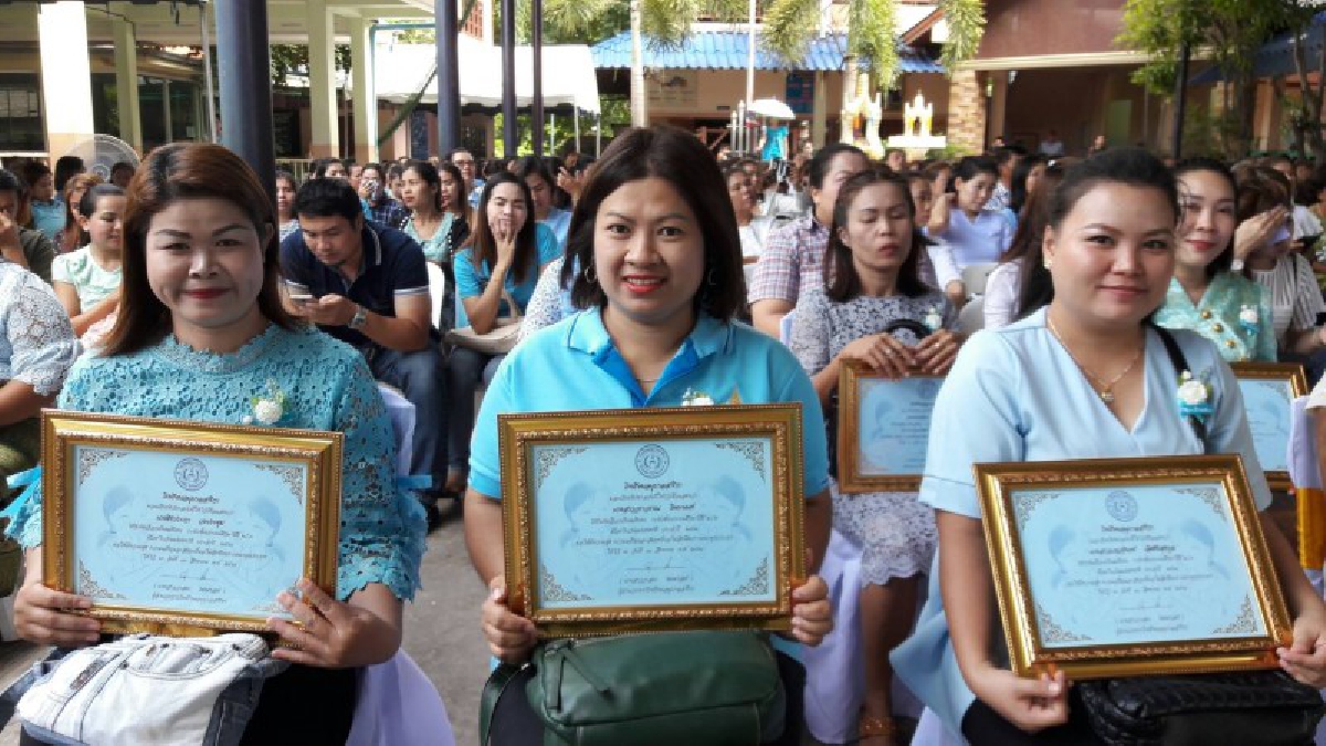 อนุบาลสาริกาจัดงาน &ldquo;วันแม่แห่งชาติ&rdquo; ให้นักศึกษาได้แสดงความรักต่อแม่ โดยการกราบเท้าคุณแม่ พร้อมมอบดอกไม้
