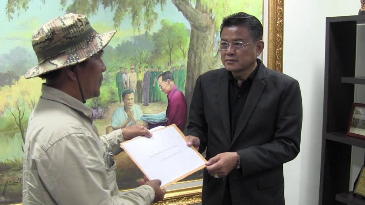 กระบี่เกษตรกรปาล์ม บุกห้องผู้ว่าฯ ยื่นหนังสือเรียกร้องราคาปาล์มหลังราคาร่วง