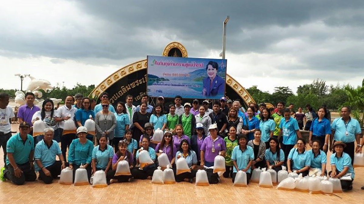กฟผ.โรงไฟฟ้าสุราษฎร์ธานี และสื่อมวลชน ร่วมกันทำความดี ปล่อยกุ้งก้ามกราม 580,000 ตัว ถวายเป็นพระราชกุศลในวันแม่แห่งชาติ (มีคลิป)