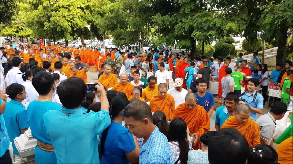 ชาวอ่างทอง!! พร้อมใจทำบุญตักบาตร เนื่องในวันคล้ายวันเฉลิมพระชนมพรรษา 85 พรรษา สมเด็พระนางเจ้าสิริกิต์ พระบรมราชินีนาถ (มีคลิป)
