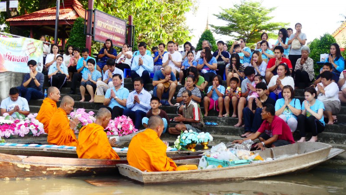 ปทุมธานี!! ลูกพาแม่ ร่วมทำบุญตักบาตร 9 วัด ทางเรือพร้อมบอกรักแม่ กลางคลองหกวาตลาดน้ำ วัดนังคัลจันตรี (มีคลิป)