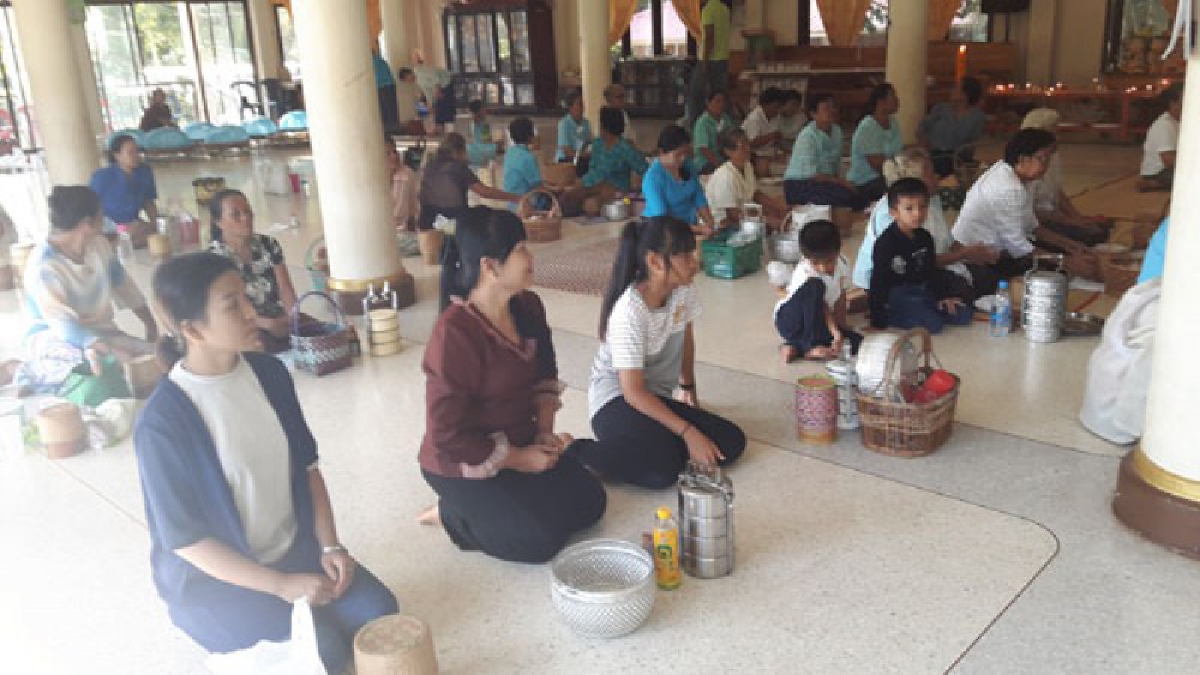 ยโสธร!! ทุกวัดทั้ง 9 อำเภอ คึกคัก ชาวบ้านออกมาร่วมกันทำบุญใส่บาตรข้าวเหนียว เพื่อน้อมถวายเป็นพระราชกุศลเนื่องในวันแม่แห่งชาติ (มีคลิป)