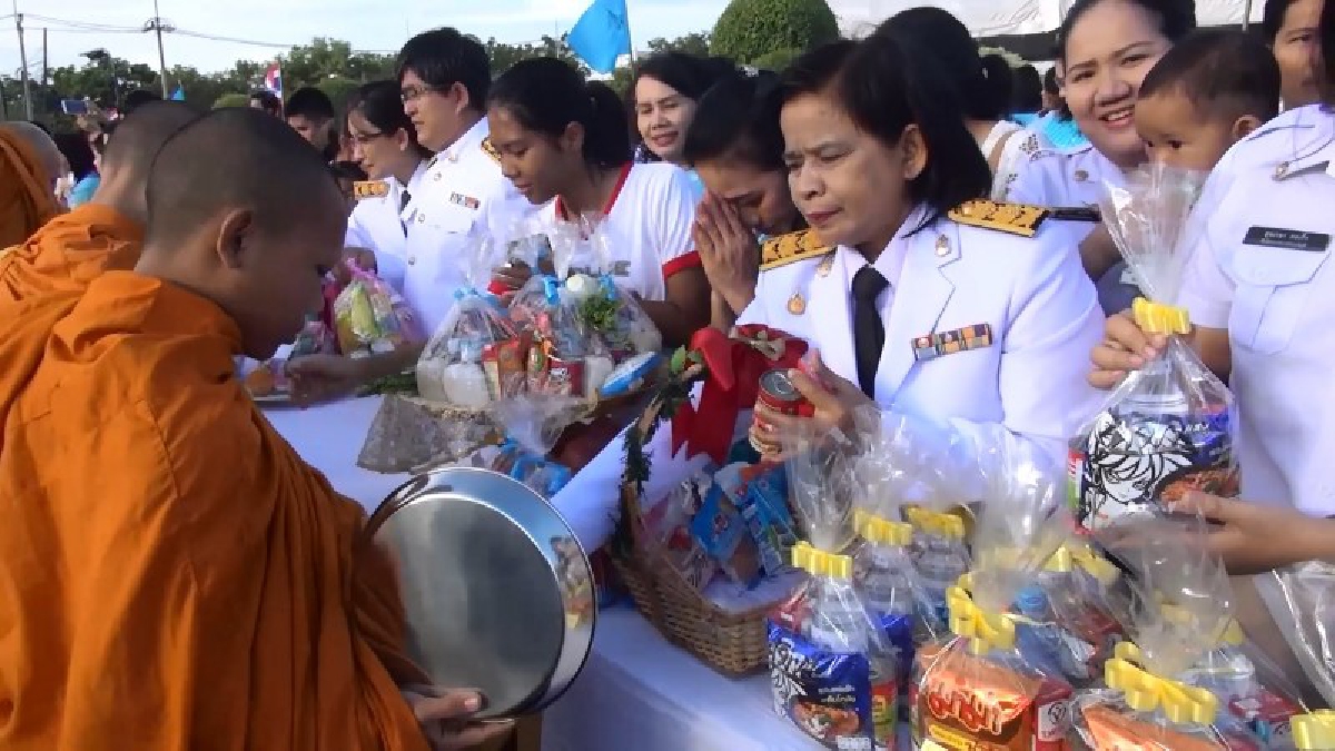 ผู้ว่าฯ นำชาวสงขลา สวมเสื้อสีฟ้า ร่วมพิธีทำบุญตักบาตรพระสงฆ์  ถวายเป็นพระราชกุศลแด่ในหลวง ร.9 และสมเด็จพระนางเจ้าสิริกิติ์ฯ (มีคลิป)