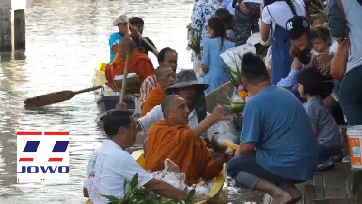 สมุทรสงคราม!! ชาวตลาดน้ำอัมพวา ตักบาตรพระทางน้ำเนื่องในวันแม่ แสดงออกถึงความสำนึกในพระมหากรุณาธิคุณของสมเด็จพระนางเจ้าสิริกิตติ์ฯ