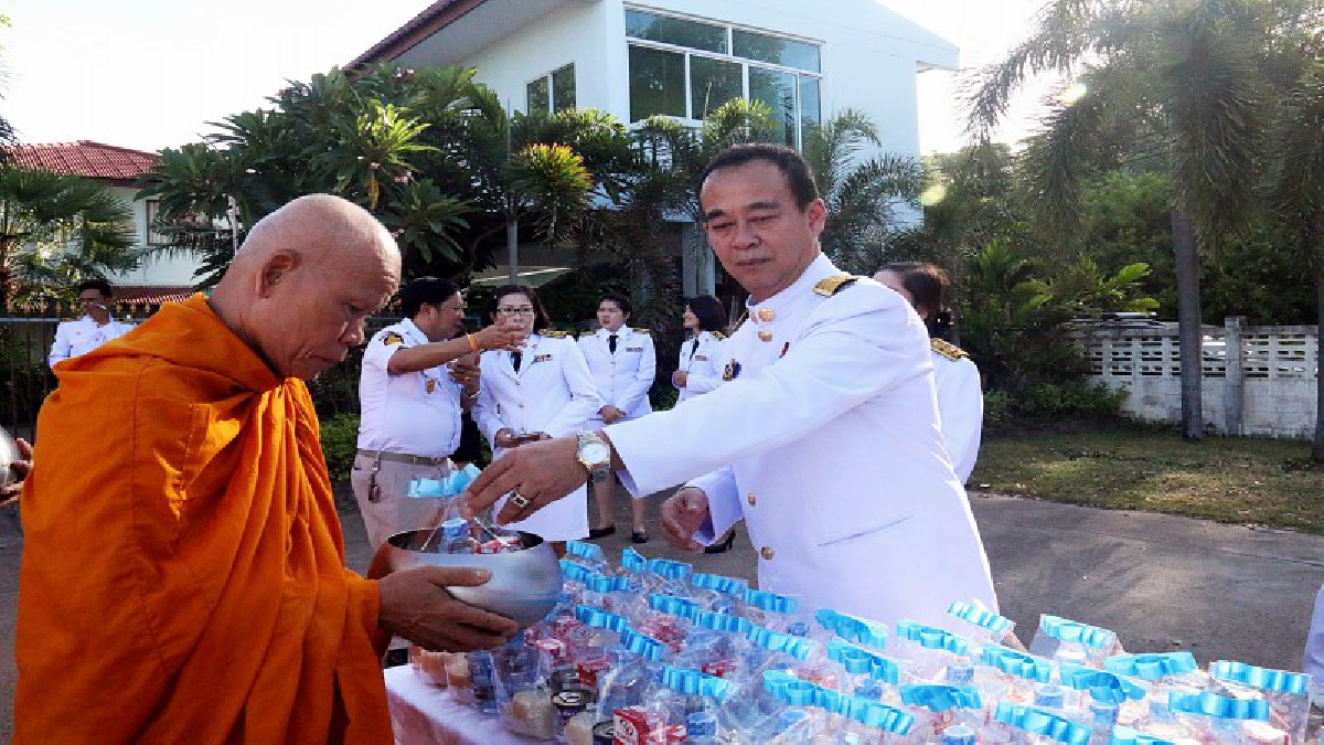 นายอำเภอสัตหีบนำพสกนิกร ร่วมกันทำบุญตักบาตรเพื่อถวายเป็นพระราชกุศลแด่สมเด็จพระนางเจ้าสิริกิติ์