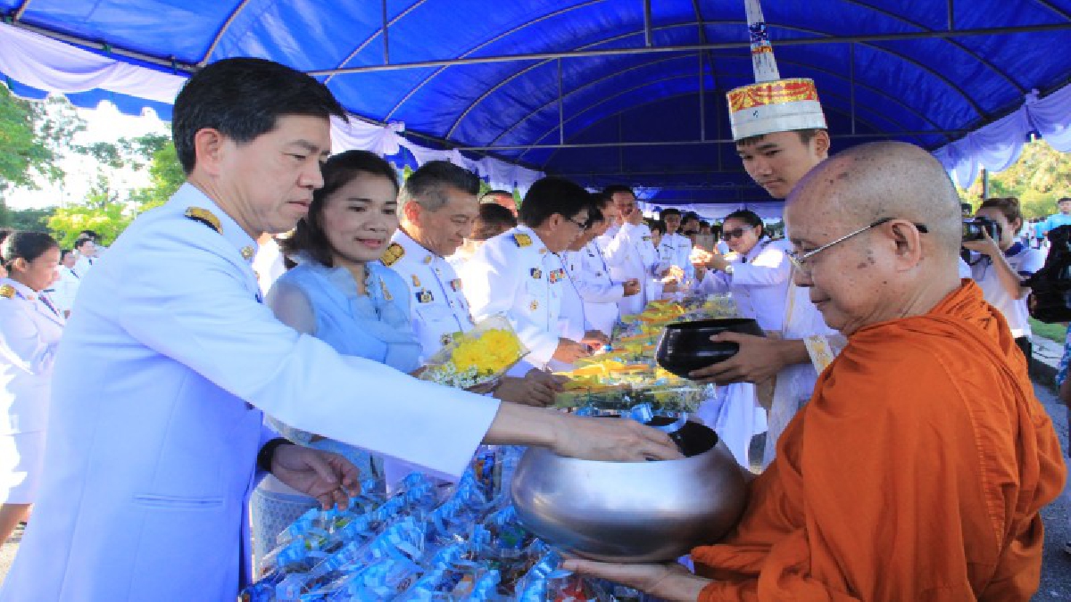 ระยอง!! ผู้ว่าฯ นำตักบาตรข้าวสารอาหารแห้ง ถวายเป็นระราชกุศลแด่ ในหลวงรัชกาลที่9 และสมเด็จพระนางเจ้าสิริกิติ์ฯ (มีคลิป)
