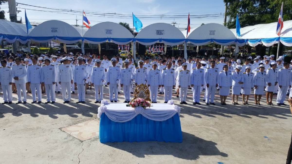 ทำบุญตักบาตรข้าวสารอาหารแห้งถวายเป็นพระราชกุศล(มีคลิป)