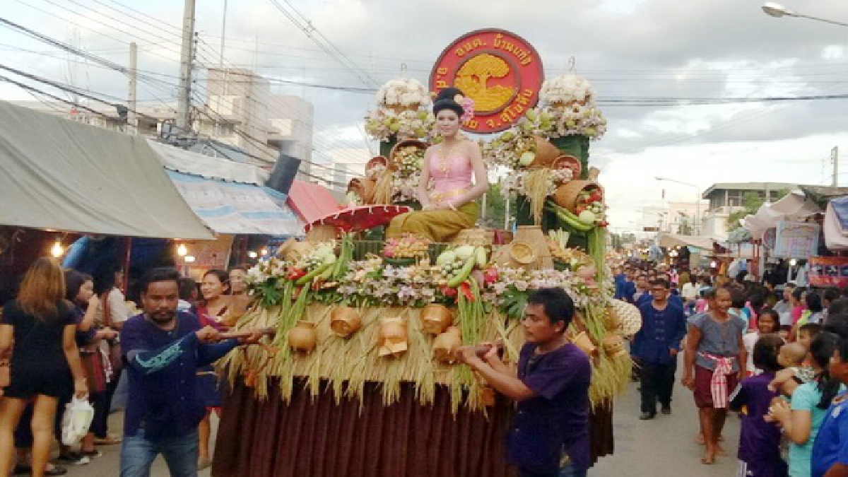 เริ่มแล้ว!! งานวันของดีศรีสัชนาลัย โชว์ตระการตา “ขบวนแห่วัฒนธรรม” พร้อมขนผลไม้ชั้นดี เงินทองโบราณ เฟอร์นิเจอร์ตอไม้ มาให้ซื้อชมกันถึงที่