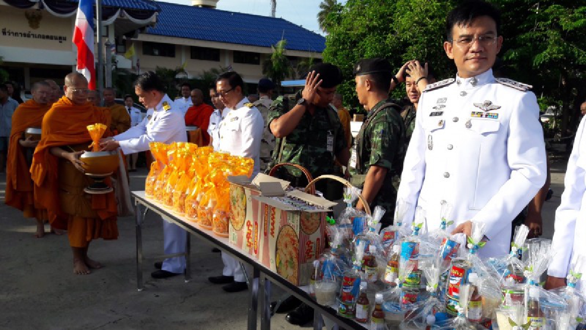 พสกนิกรชาว อ.ดอนตูม จ.นครปฐม ร่วมทำบุญตักบาตรพระสงฆ์ 89 รูป ถวายเป็นพระราชกุศลแด่สมเด็จพระนางเจ้าสิริกิติ์ พระบรมราชินีนาถ ในรัชกาลที 9
