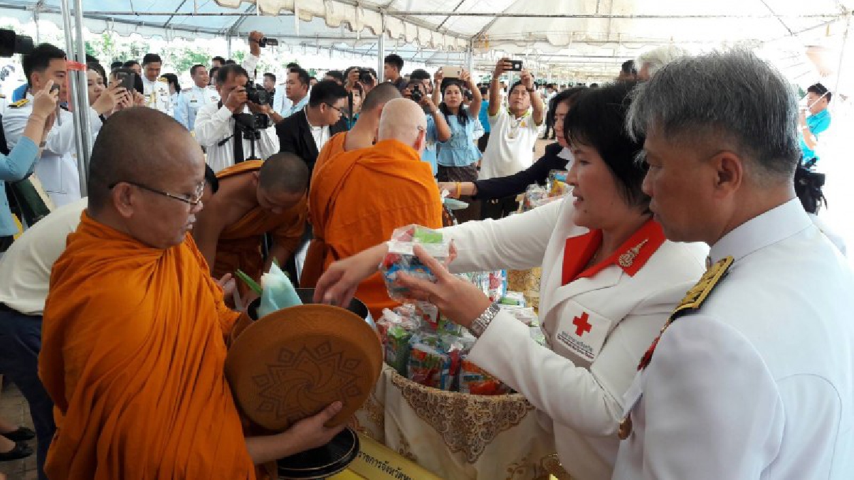 ชาวจังหวัดหนองคาย ร่วมกันทำบุญตักบาตรพระสงฆ์ 85 รูป เพื่อถวายเป็นพระราชกุศลแด่สมเด็จพระนางเจ้าสิริกิติ์