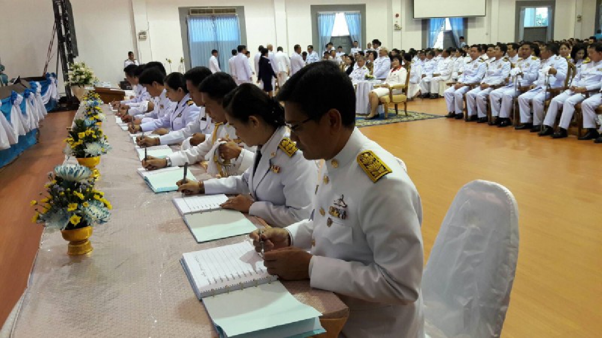 ผู้ว่าฯ หนองคาย นำพสกนิกรทุกหมู่เหล่าลงนามถวายพระพร “แม่ของแผ่นดิน” (มีคลิป)