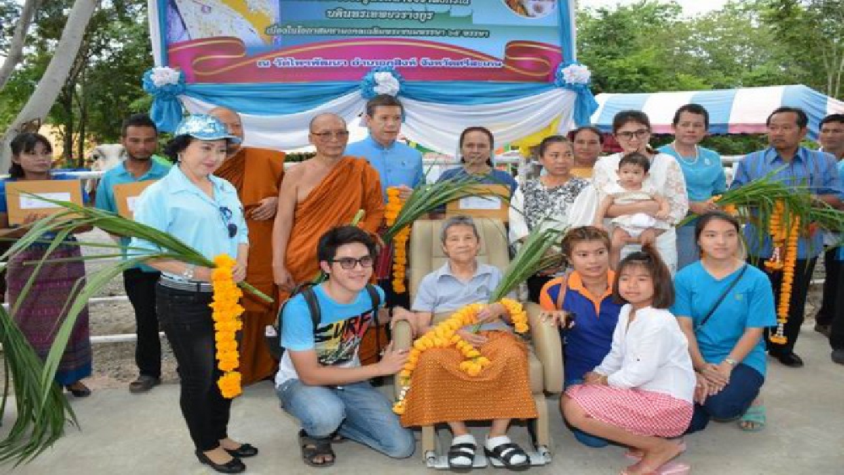ศรีสะเกษ!! หลวงพ่อพุฒนำชาวพุทธไถ่ชีวิตโค กระบือ 21 ตัวถวายแม่ของแผ่นดิน ขณะที่แม่เฒ่าวัย80 ปีนั่งรถเข็นให้ลูกหลาน พาร่วมพิธีไถ่ชีวิตโค(คลิป)