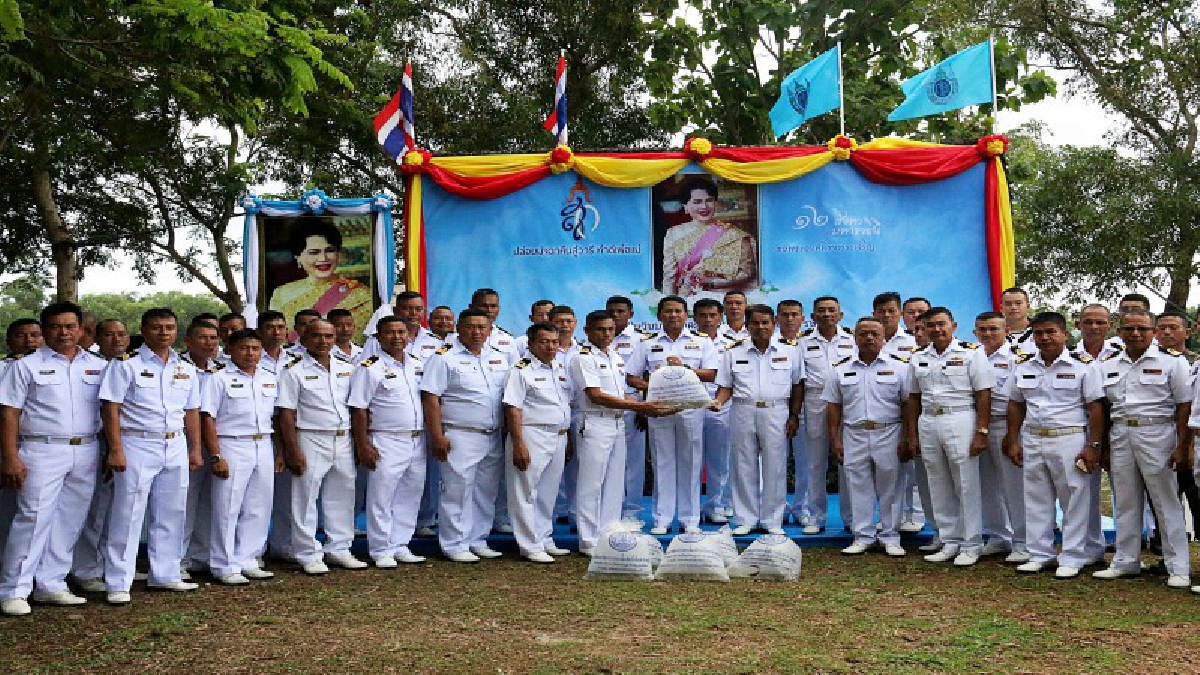 กองพันรถสะเทินน้ำสะเทินบก เปิดพิธี ปล่อยพันธุ์ปลา หว่านเมล็ดพันธุ์ข้าว เฉลิมพระเกียรติ มหาราชินี โดยมีข้าราชการทหารกำลังพลเข้าร่วมกิจกรรม!!