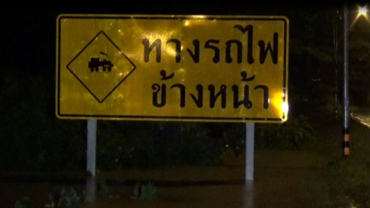 ฝนตกหนักต่อเนื่อง 4 ชั่วโมง เกิดน้ำป่าไหลท่วมถนนเพชรเกษมสูงกว่า 1 เมตร ถูกตัดขาดรถทุกชนิดไม่สามารถผ่านไปได้!? (ชมคลิป)