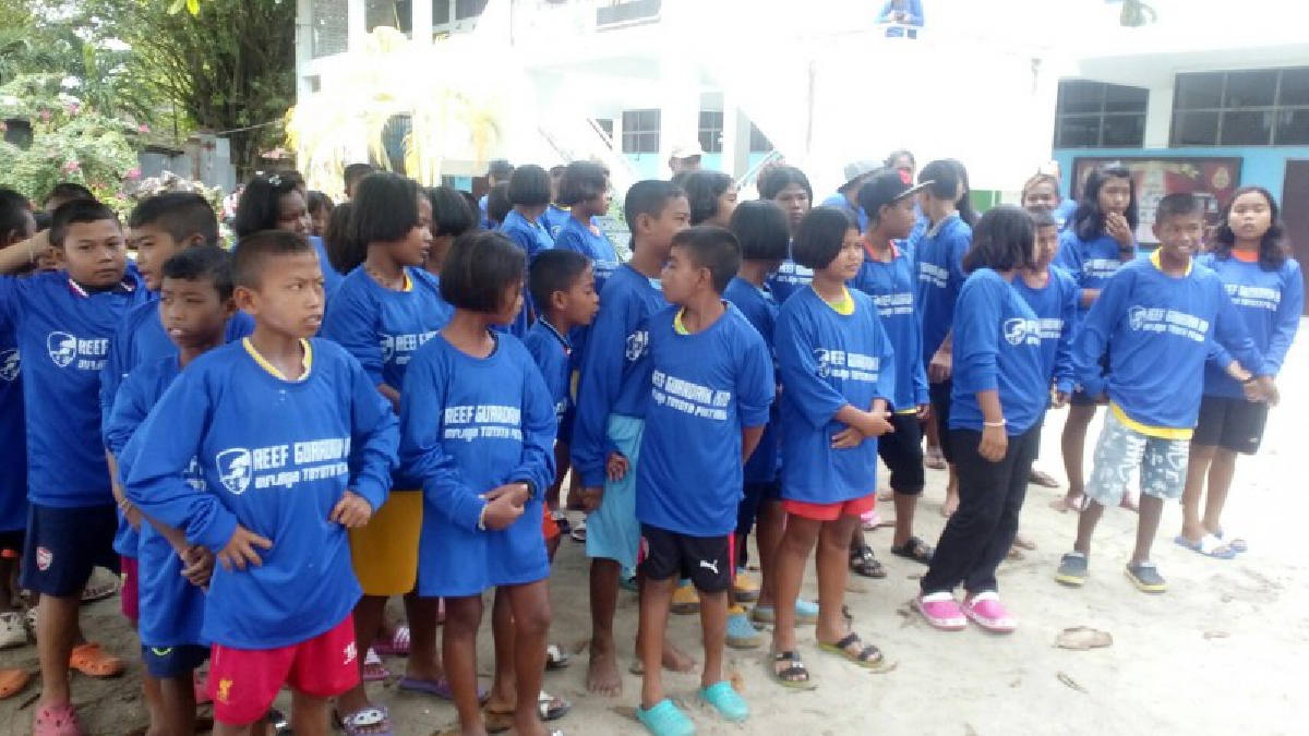 สตูล!! อบจ.สตูลสอนเด็กเกาะหลีเป๊ะ ปลูกปะการัง สร้างจิตสำนึกการอนุรักษ์ และอนุรักษ์แหล่งท่องเที่ยวให้คงความสวยงาม!? (ชมคลิป)