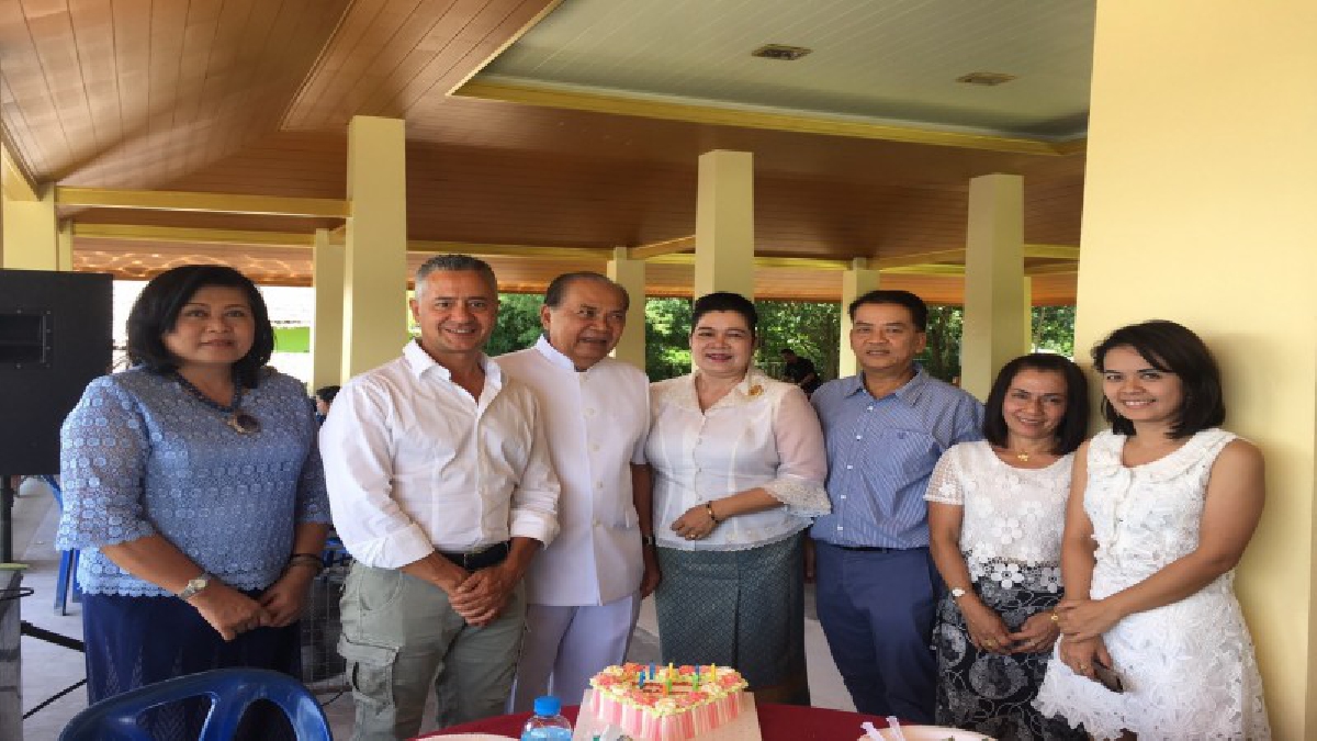 สุดอบอุ่น!! อดีตผู้ทรงคุณวุฒิสำนักพระราชวังไกลกังวล มอบเค้ก "ฉลองวันเกิด" เป็นของขวัญให้ นทท.ชาวอิตาลี เหยื่อระเบิดหัวหิน (ชมคลิป)