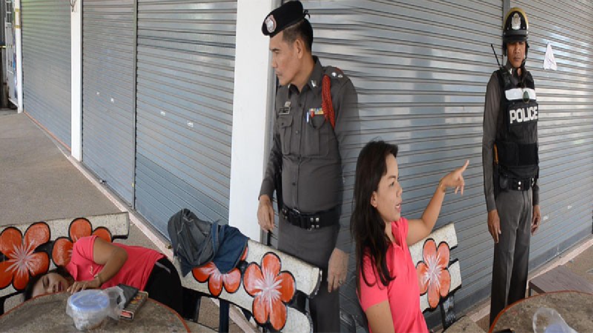สุดแค้นใจ!! สาวพนักงานร้านขายสินค้าญี่ปุ่น นอนเล่นมือถือรอเวลาเปิดร้าน ประมาทวางกระเป๋าบนโต๊ะหินอ่อน โดนโจรแสบขโมยกระเป๋าไปต่อหน้าต่อตา!?