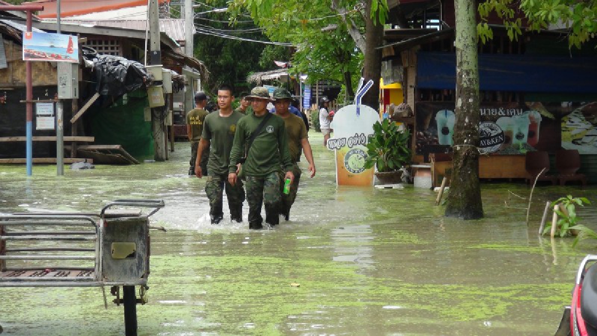 เกาะหลีเป๊ะฝนยังตกหนัก!! ปภ.สตูลเร่งส่งเครื่องสูบน้ำลงเกาะเพื่อระบายน้ำลงทะเล ก่อนนำถุงยังชีพลงช่วยเหลือ (มีคลิป)