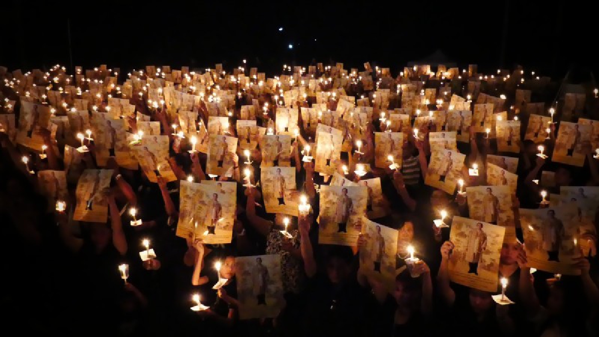 ปทุมธานี ปชช.ร่วมจุดเทียนถวายอาลัยในหลวง ร.9 รักพระองค์ตลอดไป