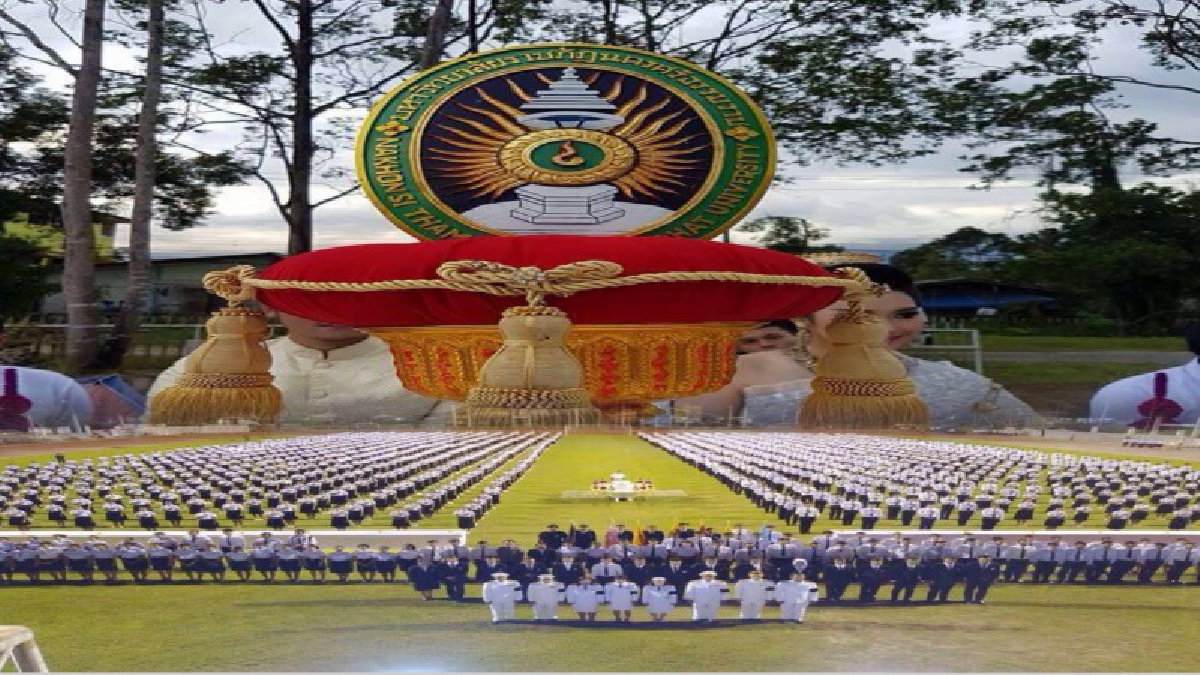 ภาพสุดประทับใจ!! นักศึกษาใหม่ ต่อเบื้องหน้าพระบรมรูป พระบาทสมเด็จพระปรมินทรมหาภูมิพลอดุลยเดช ณ สนามกีฬา ราชภัฏนครศรีธรรมราช (มีคลิป)