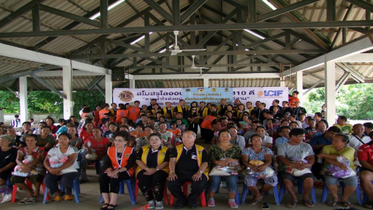 รวมน้ำใจคนไทย!! สโมสรไลออนส์ และพระสงฆ์ มอบสิ่งของช่วยเหลือผู้ประสบอุทกภัย จ.อุบลราชธานี (มีคลิป)
