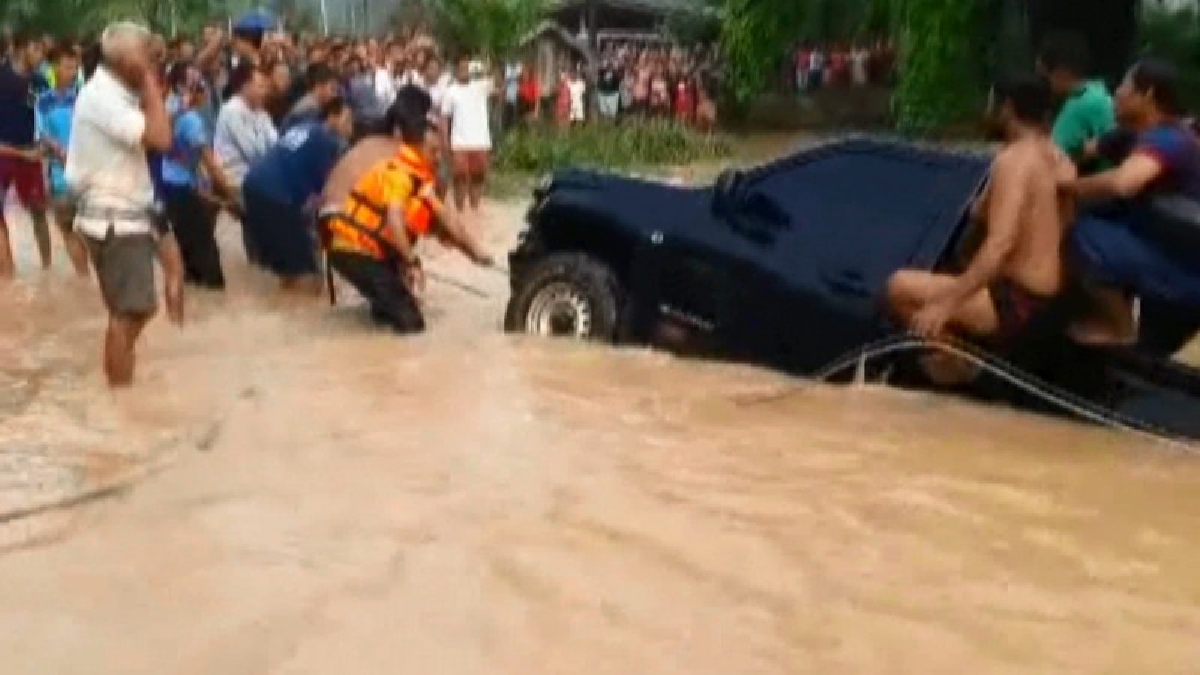 สุดระทึก!! ฝนตกหนัก น้ำป่าไหลหลากท่วมถนน กระแสน้ำไหลแรง พัดรถกระบะพลัดตกน้ำ คนขับเสียชีวิต (มีคลิป)
