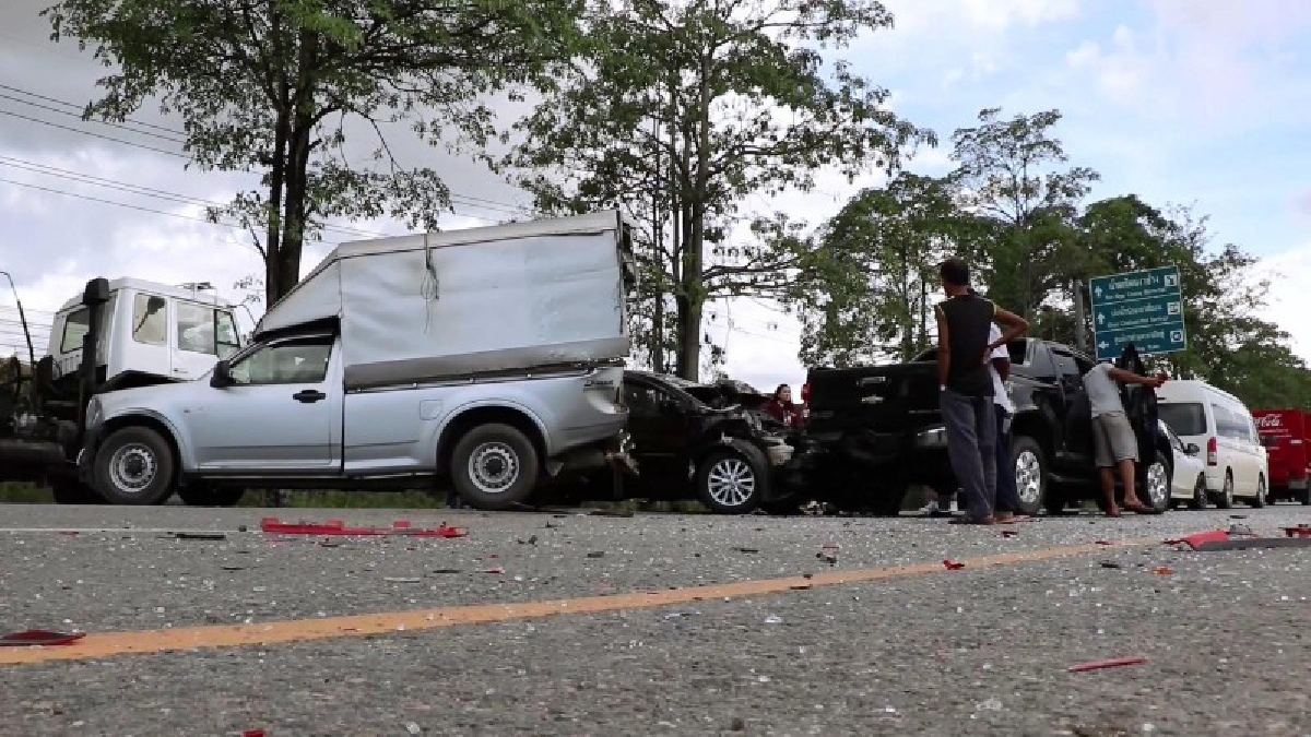 ชนสนั่นสี่แยก!! อุบัติเหตุหมู่ รถชนกัน 6 คันรวด กลางสี่แยก ทั้งรถบรรทุก-กระบะ-เก๋ง และรถตู้ ทำการจราจรอัมพาตทั้งเส้น (มีคลิป)