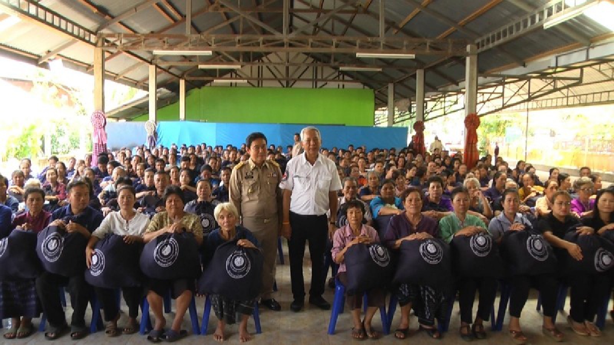 สุดซาบซึ้ง!! มูลนิธิอาสาเพื่อนพึ่ง(ภาฯ)ยามยาก สภากาชาดไทย มอบถุงยังชีพพระราชทาน ช่วยชาวบ้านผู้ประสบอุทกภัย จ.นครพนม (มีคลิป)