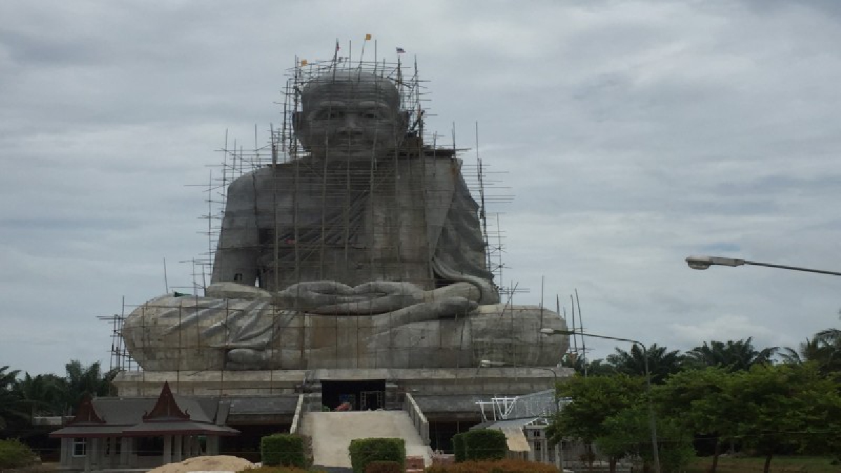 พนมมือท่วมหัว!! "วัดดอนสัก"สร้างหลวงปู่ทวดองค์ใหญ่ที่สุดในโลก ให้ชาวบ้านและนทท.ได้เดินทางสักการะ พร้อมมีถ้ำและสัตว์ต่างๆให้ชมเพียบ