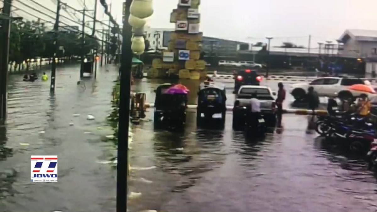 ตลาดนัดเซฟวัน โคราชอ่วม ฝนถล่มกว่า 1 ชั่วโมง ทำน้ำท่วมขังสูงกว่า 50 ซม. พ่อค้าแม่ค้าแผงลอยเก็บข้าวของหนีแทบไม่ทัน (มีคลิป)