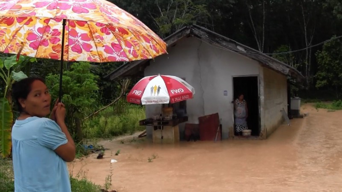 พื้นที่เสี่ยงเฝ้าระวัง!! ฝนตกหนัก น้ำท่วมถนนสายทับปริก-ห้วยโต้ ไหลเข้าบ้านเรือนชาวบ้าน ทำให้การสัญจรลำบาก (มีคลิป)